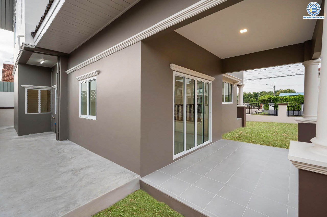 บ้านมือสองตกแต่งใหม่ โครงการ นาราภิรมย์ พุทธมณฑลสาย3 ตกแต่งหรูหรา เนื้อที่ 100 ตร.ว. พื้นที่ใช้สอย 218.73 ตร.ม. ฟังก์ชัน 3 ห้องนอน 4 ห้องน้ำ 1 ห้องแม่บ้าน จอดรถได้ 2 คัน บนทำเลเชื่อมต่อเมือง ใกล้เซ็นทรัลศาลายา, เดอะมอลล์บางแค และทางคู่ขนานลอยฟ้าบรมราชชนนี รายล้อมด้วยสิ่งอำนวยความสะดวกครบ